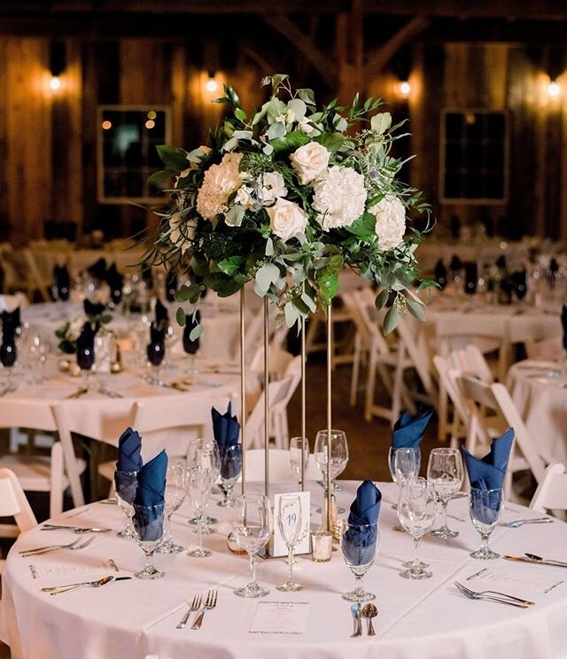 We love creating height throughout a room with tall centerpieces! 💚 ⠀
Flowers: @theflowerdeptwi⠀
Photography: @blumoosephotography