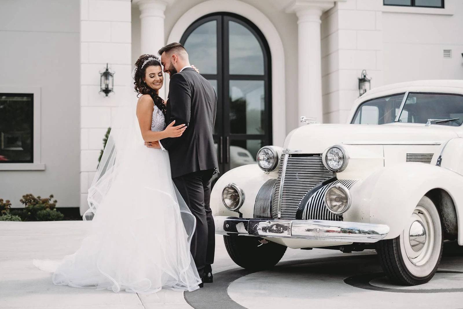 GLAMOROUS + EXTRAVAGANT WISCONSIN DELLS WEDDING AT THE KALAHARI CONVENTION CENTER | FOTINI + GUNNAR December 24, 2021 By WedPlan Madison