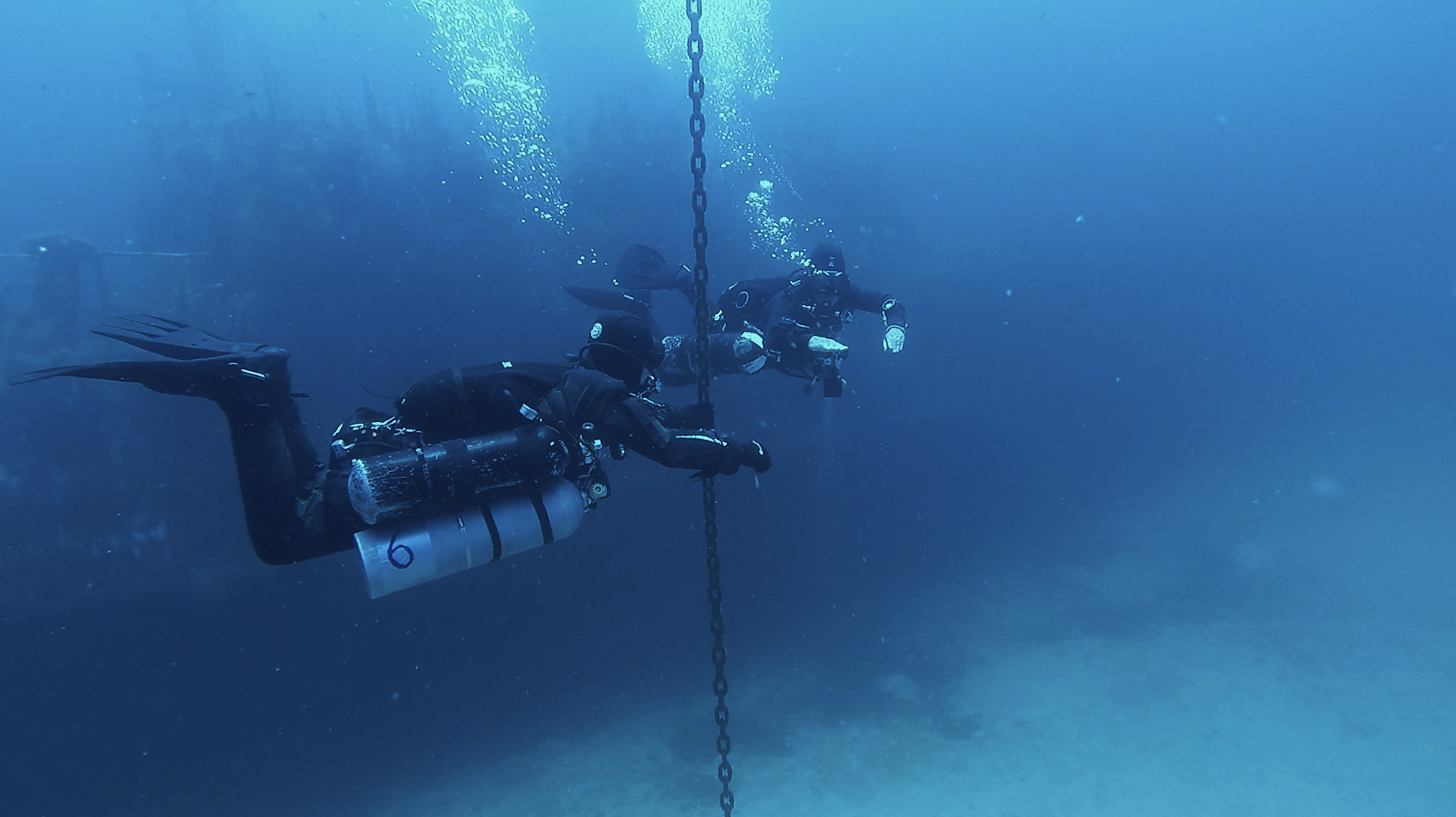Sidemount divers performing a team ascent