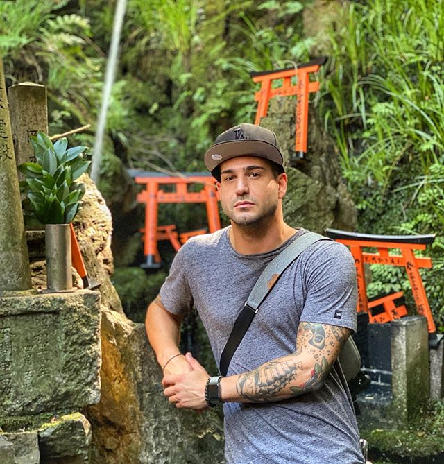 🌱 Nature and ⛩ shrines.
🙇🏻&zwj;♂️🙇🏻&zwj;♂️👏🏻👏🏻🙇🏻&zwj;♂️ .
.
.

#Kyoto #Travel #AdventureTimeChris #shrine #fushimiinari #adventure #nature #japan #instatravel #travelphotography #travelgram #traveling #traveler