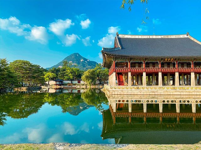 The Joseon emperor was living large... think I might move in. #gyeongbokgung #korea #AdventureTimeChris .
.
#seoul #gyeongbokgungpalace #SouthKorea #travel #adventure #travelgram #instatravel #Trip #palace #culture #history