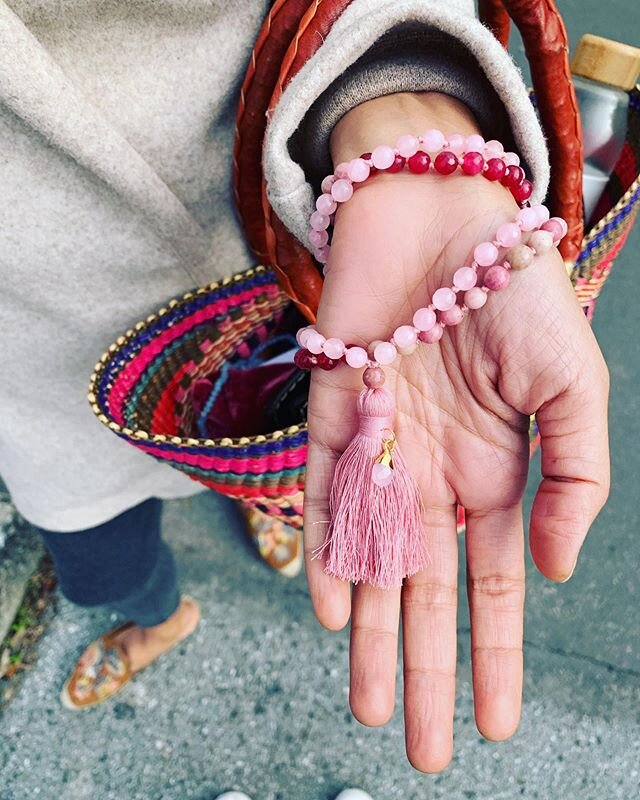 Happy Flow Friday🧘&zwj;♂️ So honored and happy to see that the little creations I love to make is loved by someone else, somewhere else 💕 💕 
This photograph of @bodylovejanya is from a few months back. Custom made rose quartz and ruby Mala📿. Than