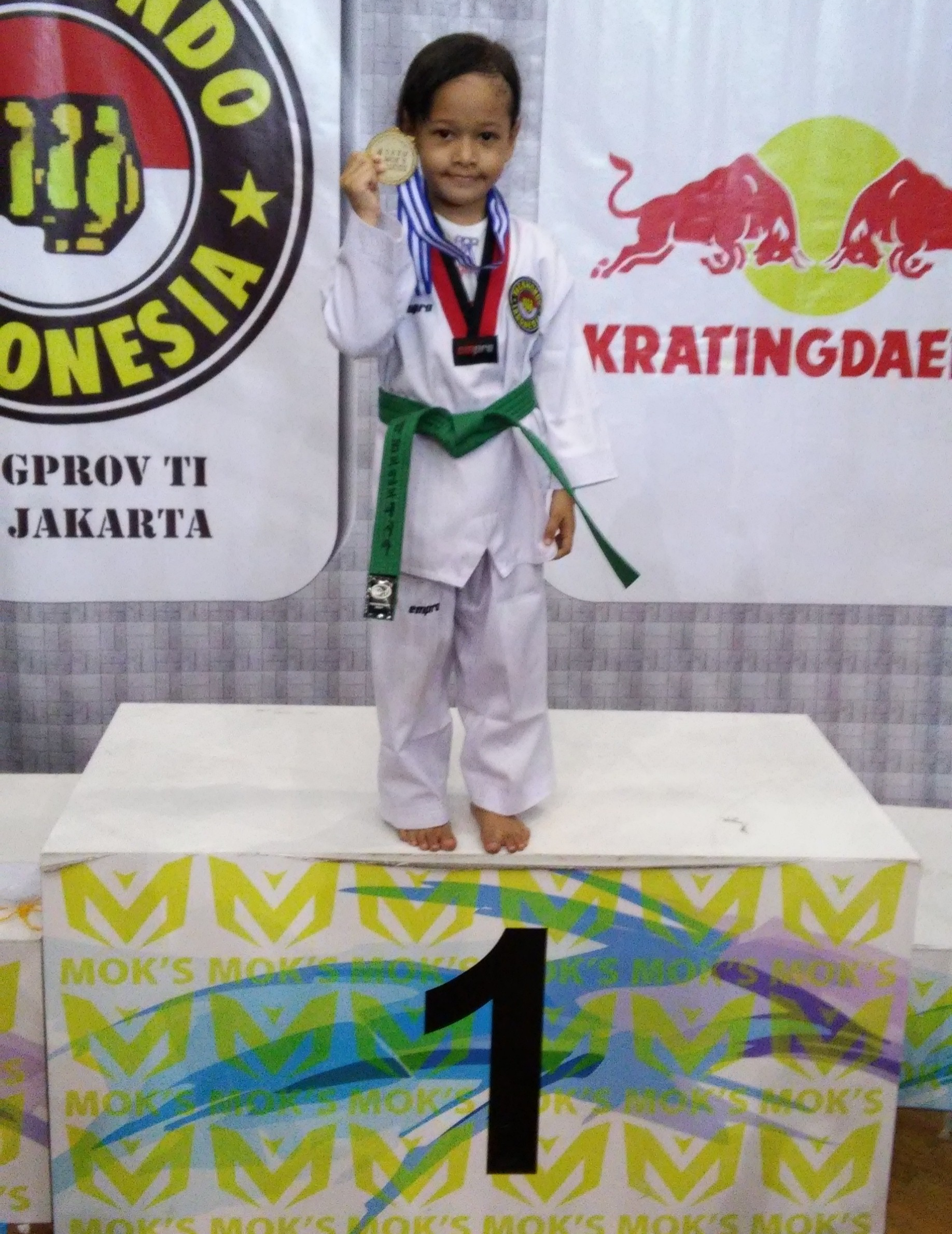 Keiko Alisya Wibiputri wins first place for the Kyorugi Category (4-6 age group)