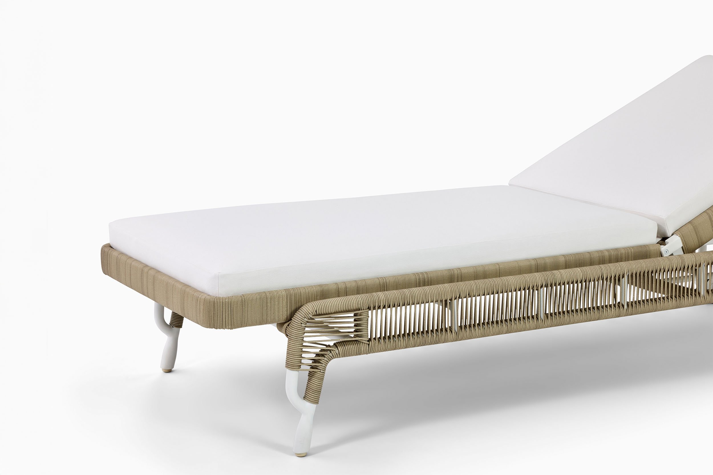 Monterey Chaise Sand 006.jpg
