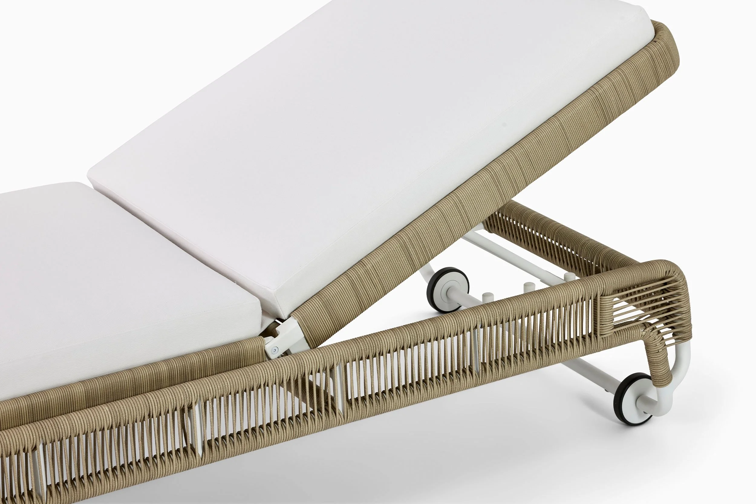 Monterey Chaise Sand 008.jpg