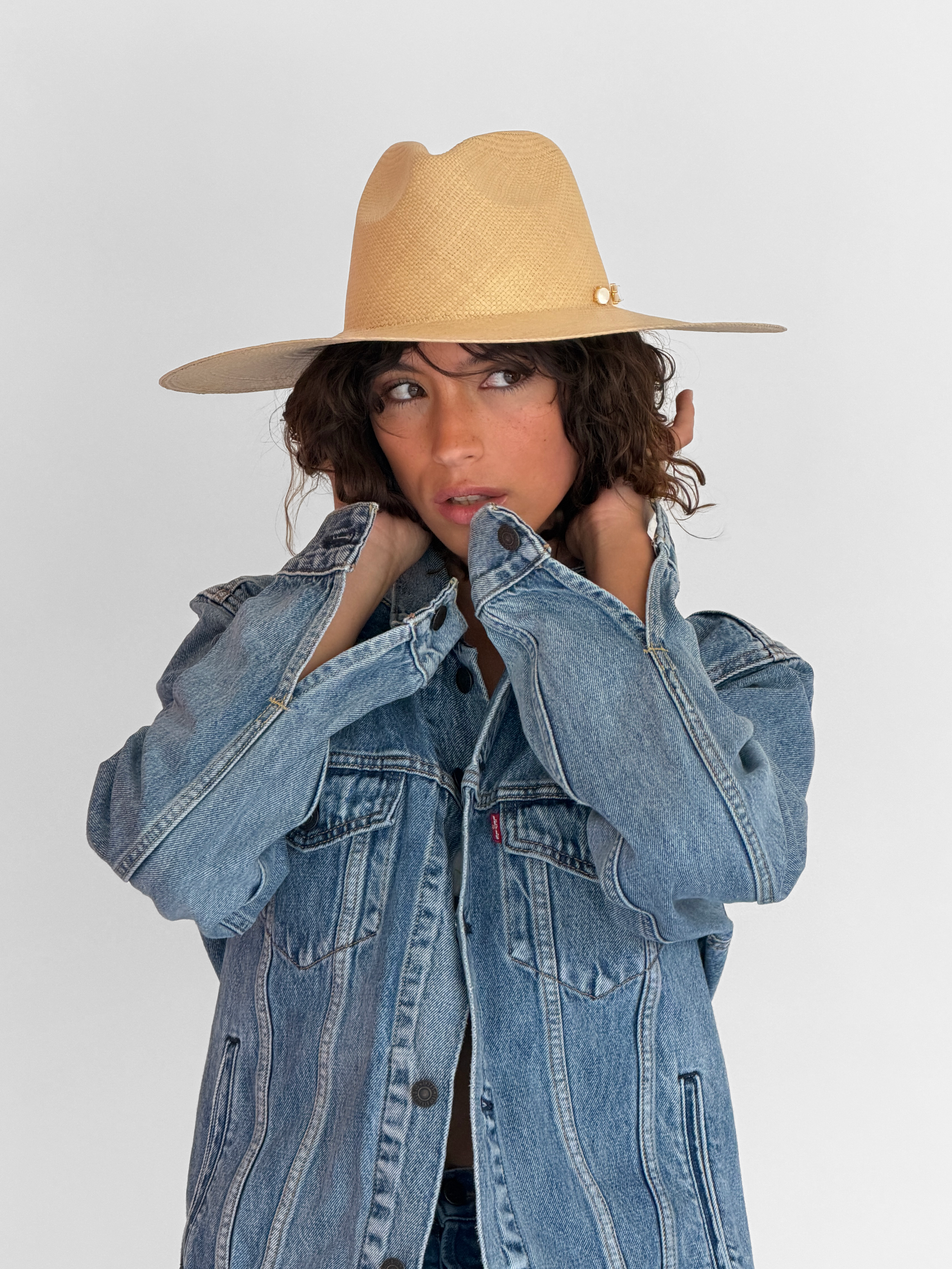 amanda-beige2.png