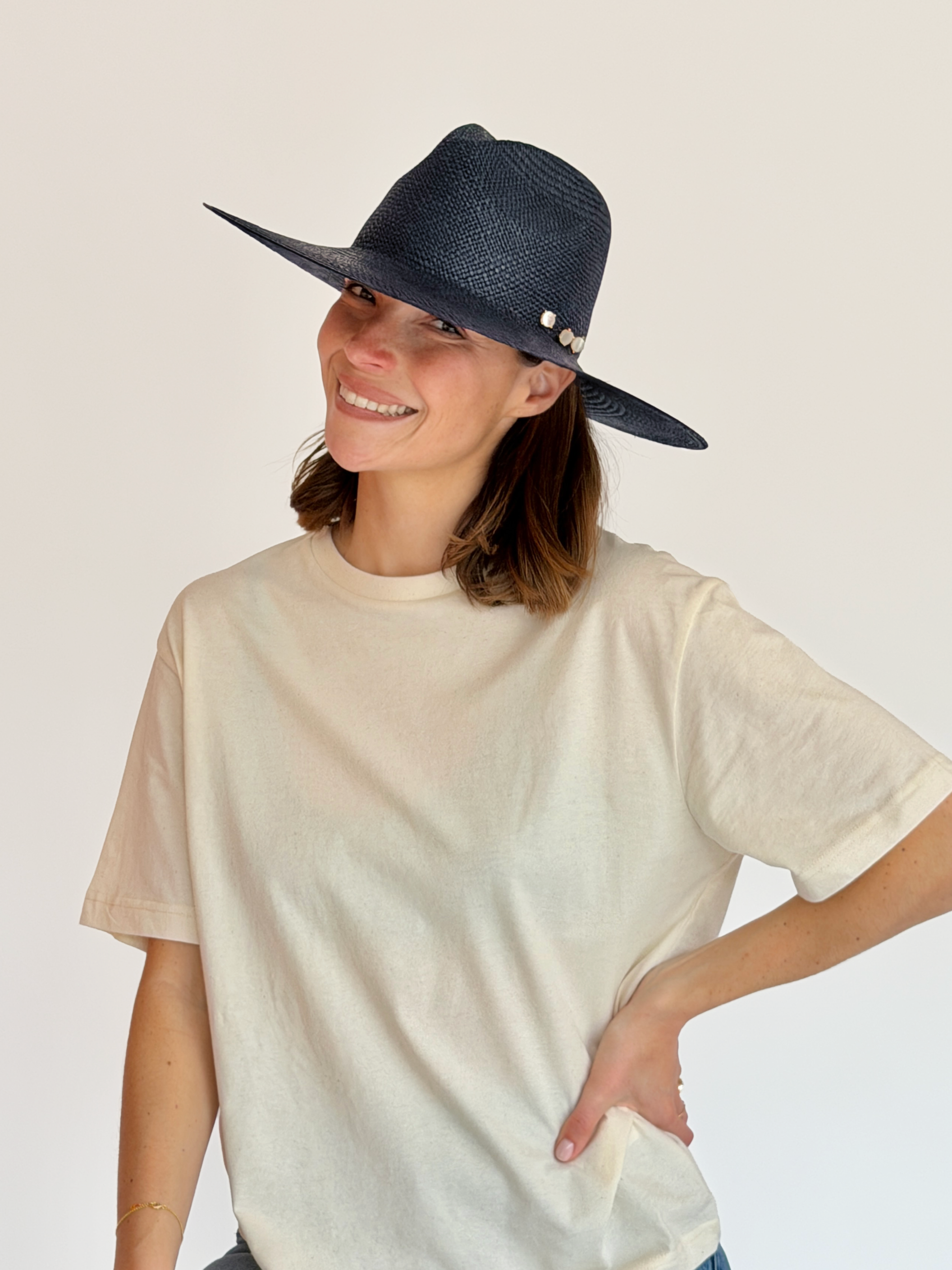 chapeau-amanda-navyblue-mannequin-profil.png