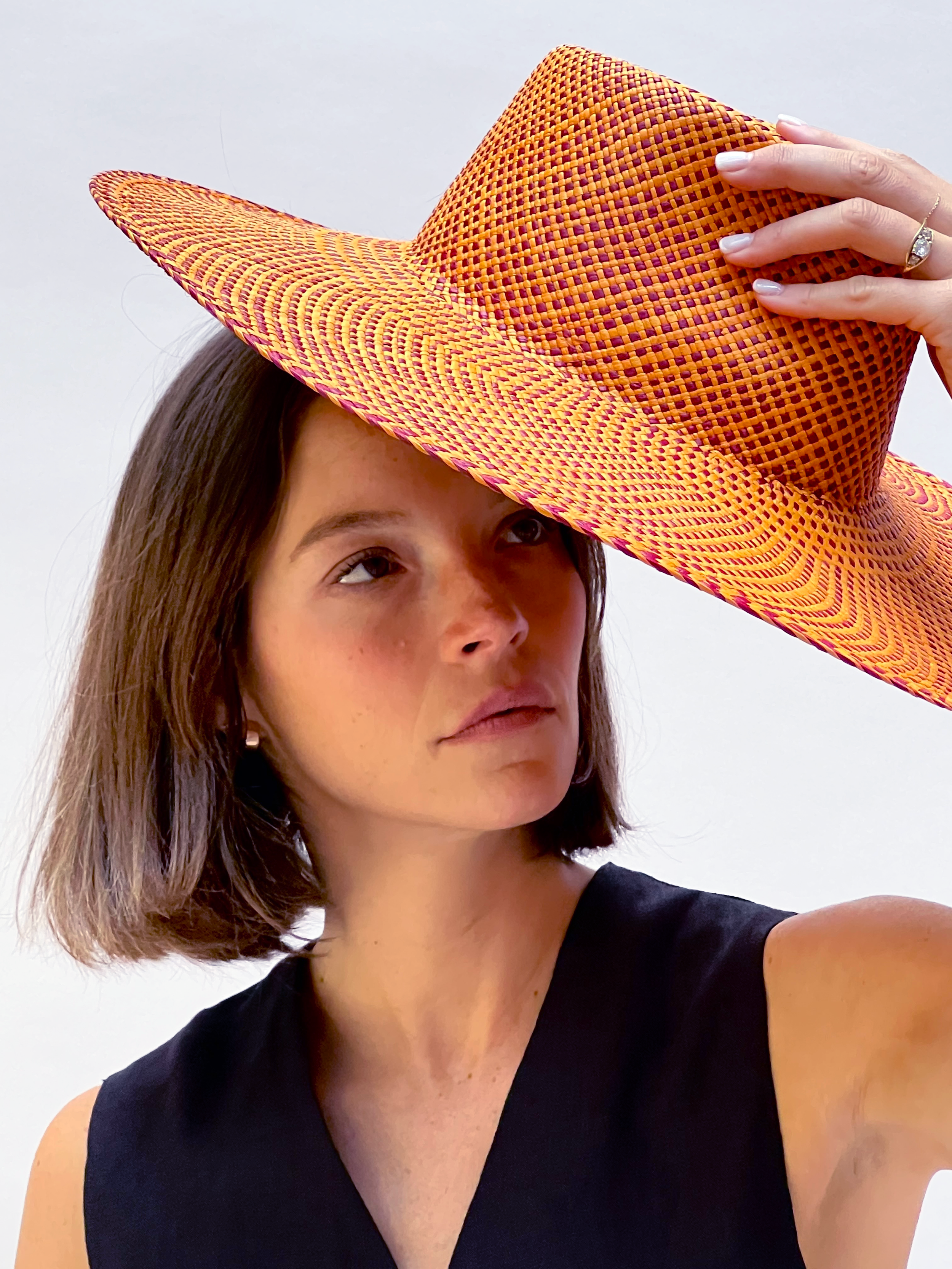chapeau-austin-jr-apricot-burgundy-mannequin-mouvement.png