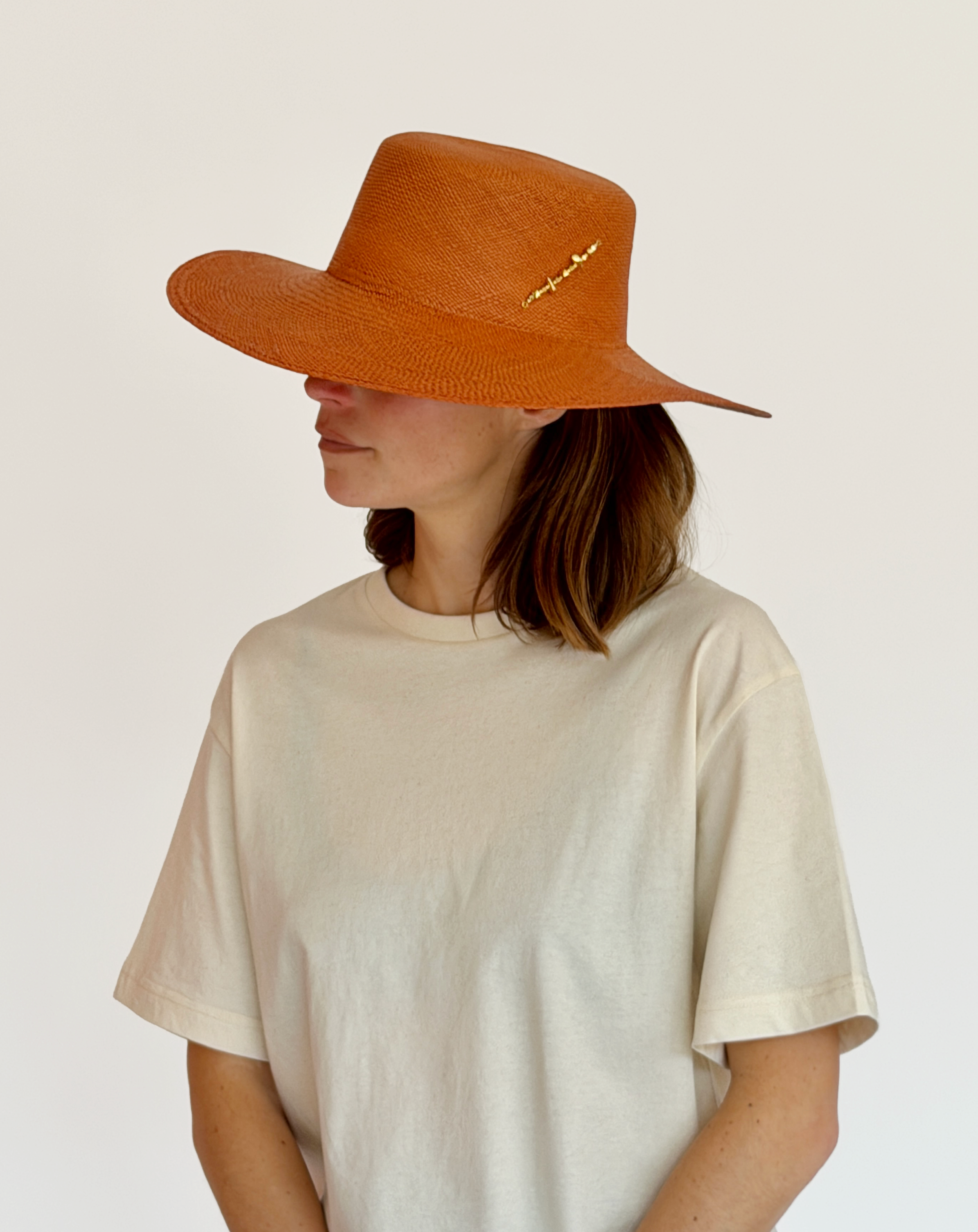 chapeau-alba-terracotta-mannequin-profil-gauche.png