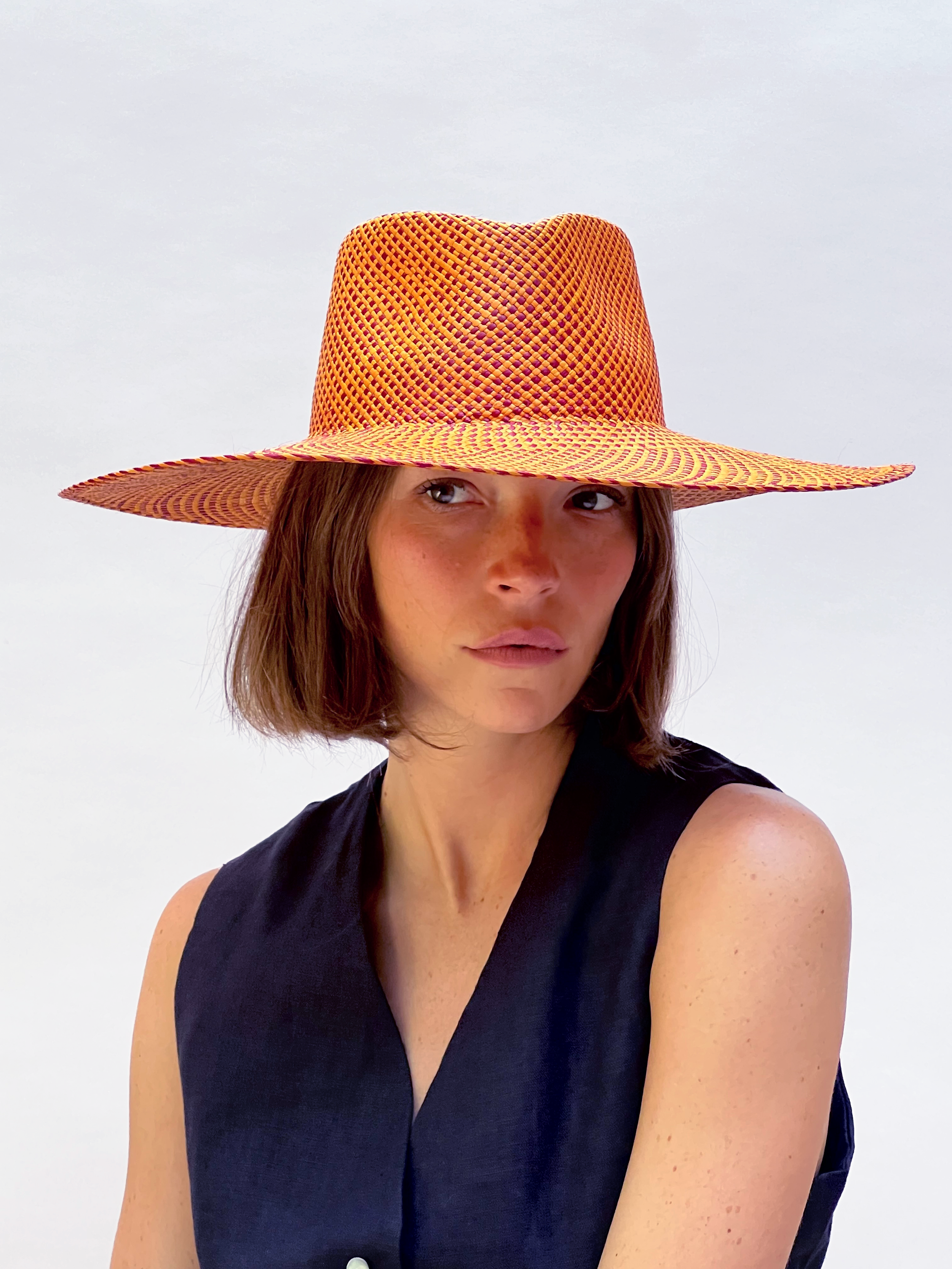 chapeau-austin-jr-apricot-burgundy-mannequin-face.png