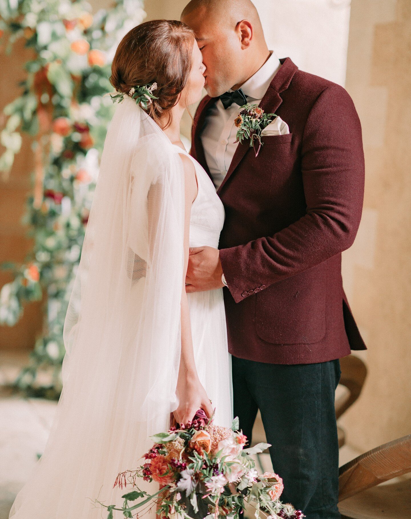 Floral details are key to our fine art style - the hair, the button hole and the bouquet all on point - the are a artistic creation of complete and utter style

These were created by the super talented @fionapicklesartist @thelostorangery 
#chicboho 