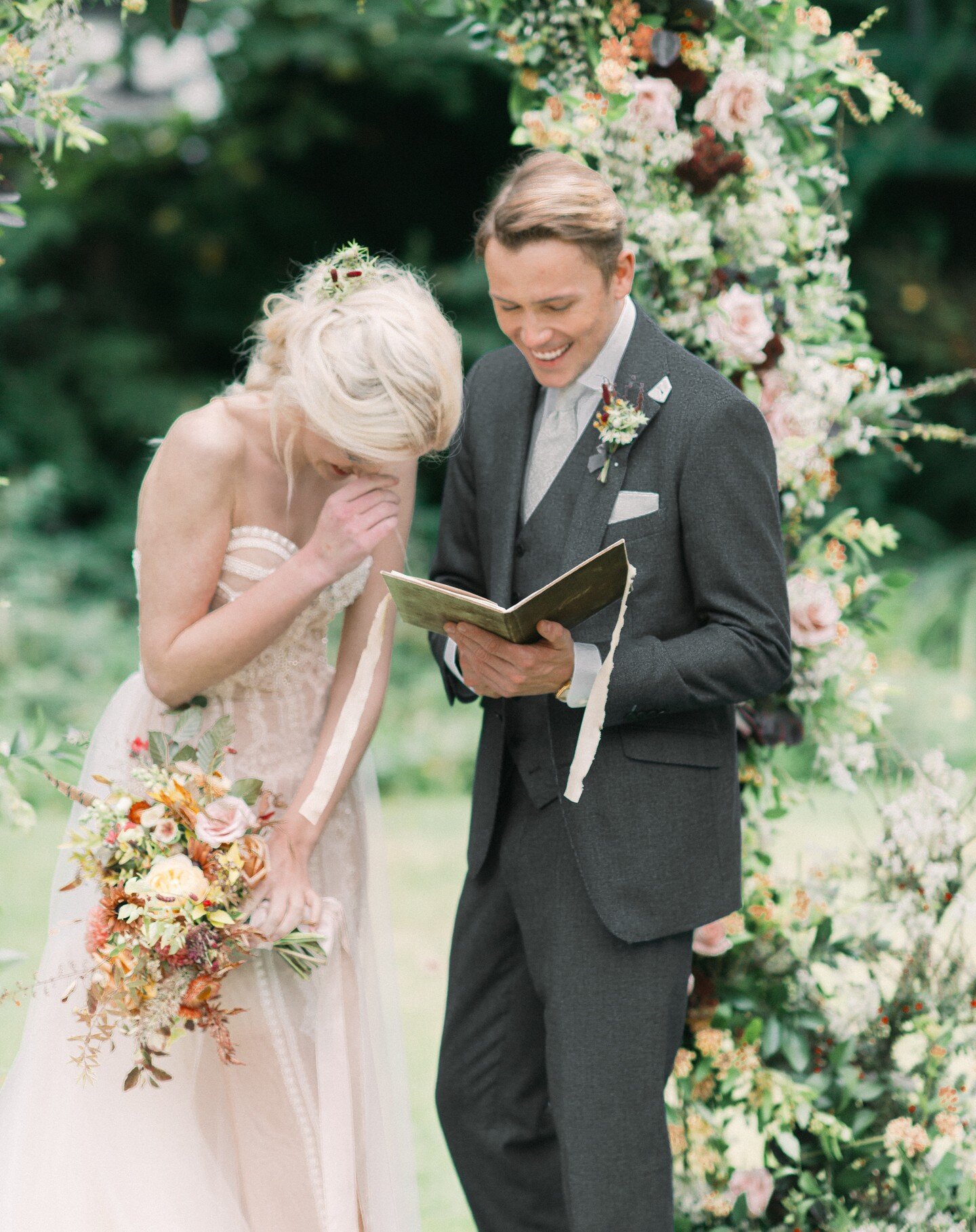When doing your personal vows why not invest in a velvet vow book holder... also don't forget to make your bride smile. Flower arch, a blush wedding dress and some loose flowers with trailing ribbon - so stylish.
#chicboho #bohostyle #thatdress #fine
