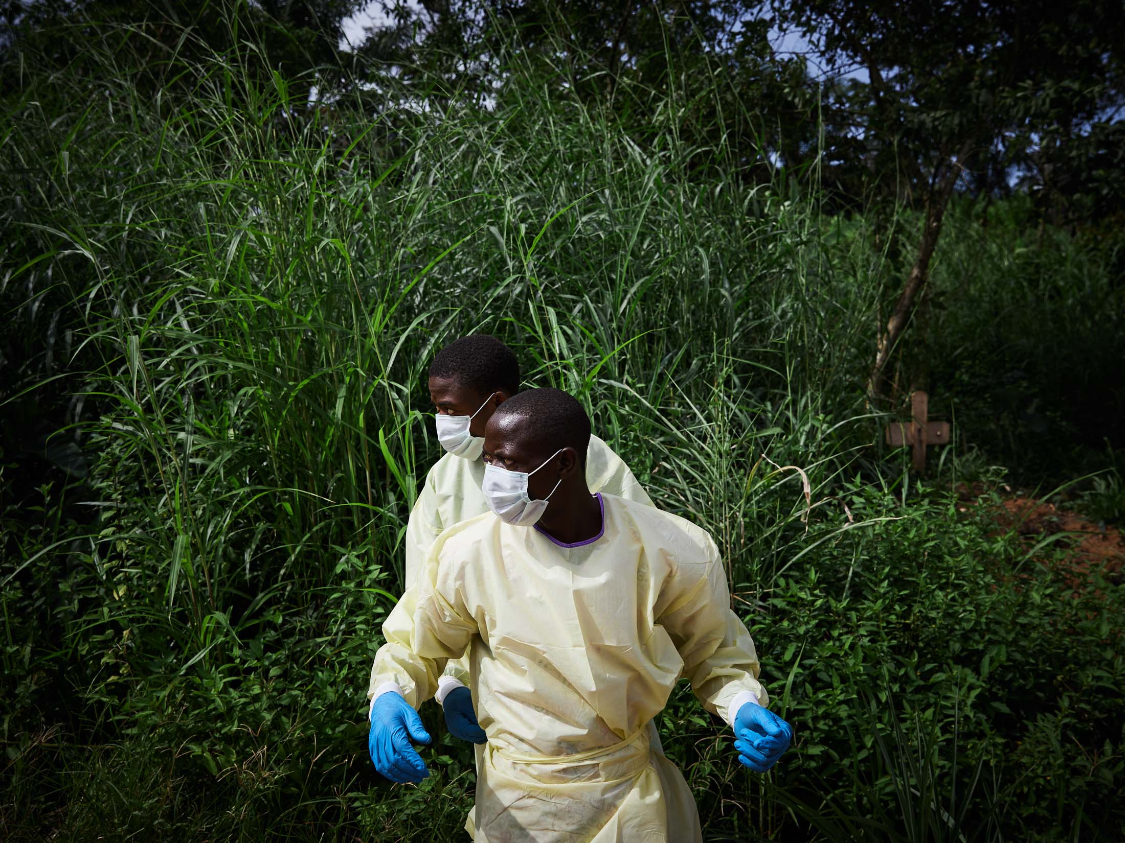  Health workers prepare to bury the body of an 11 month old child, Moises, a victim of Ebola, Beni Territory. 