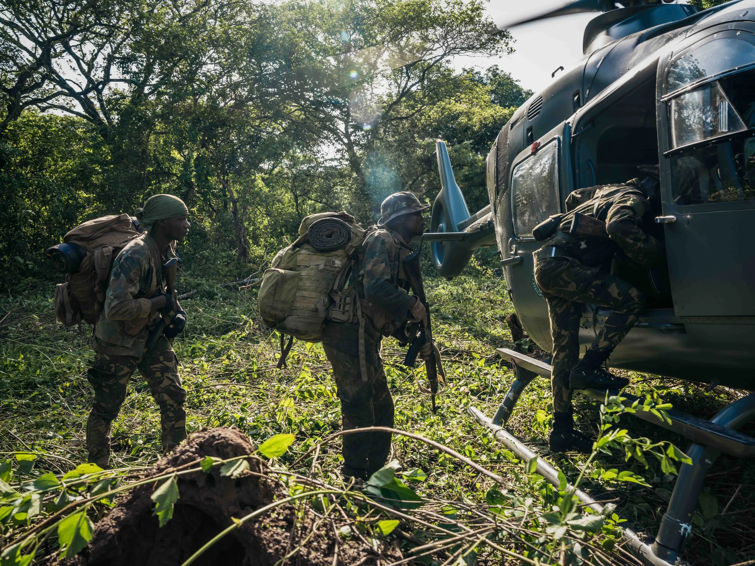 Garamba National Park rangers board a helicopter after a long distance patrol in the Azande reserve. Haut-Uele, DRC.