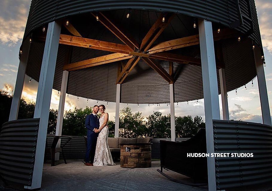 Mr and Mrs Sattora. ❤️ #hudsonstreetstudios  #weddongs #rochesterweddingphotographer #flxweddingphotographer #oakknollsmanor