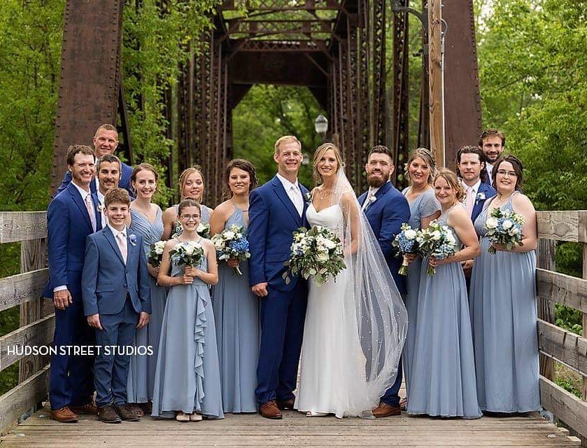 Picture perfect bridal party. 📸🙌🏻 #hudsonstreetstudios #rochesterweddingphotographer  #rochesterweddings #flxweddingphotographer #avonny