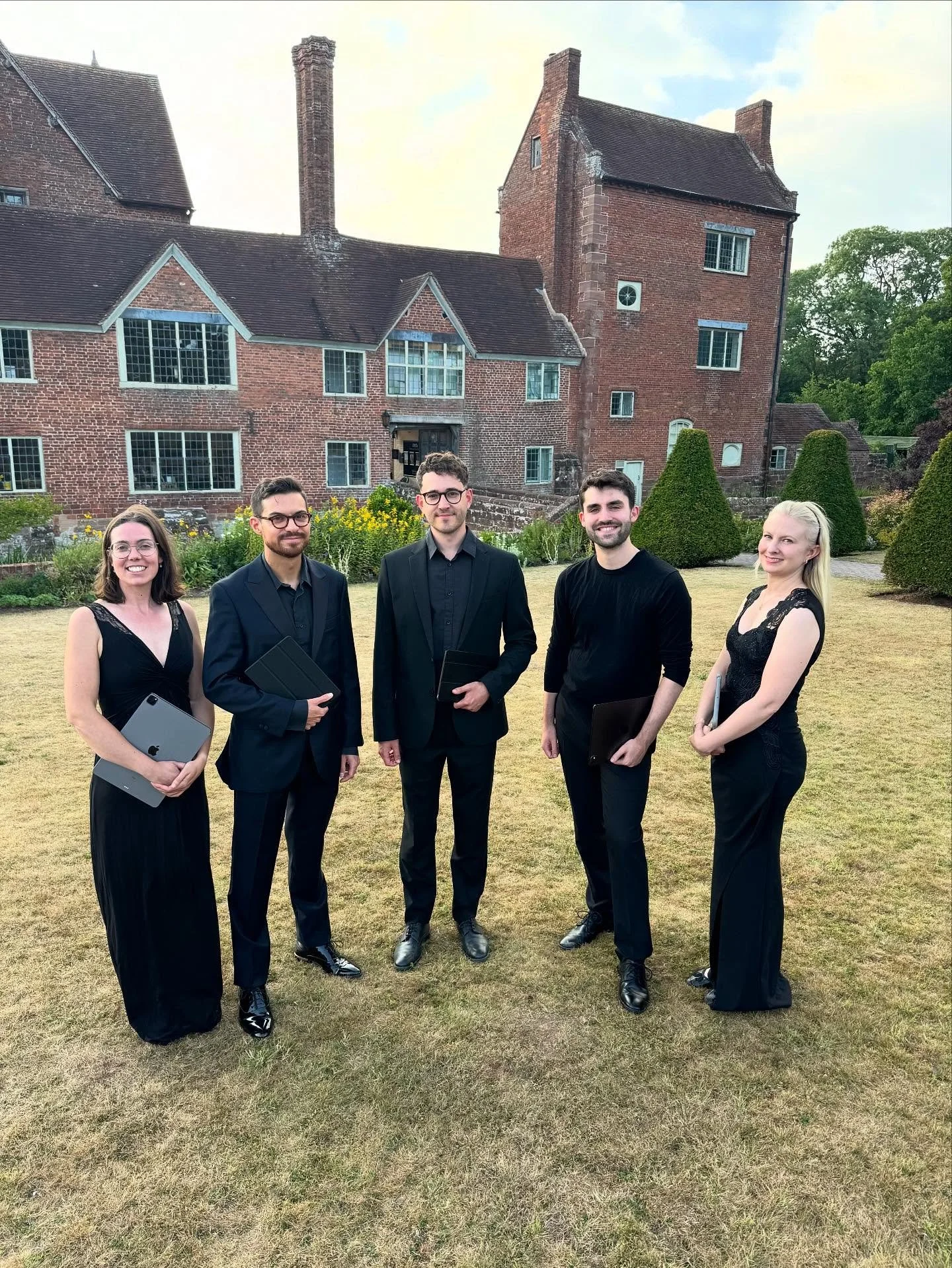 We brought our &lsquo;Haven&rsquo; programme of music by troubled, displaced and persecuted composers to Harvington on Friday for the @harvington_hall_official_ History Festival! The manor house you can see behind us is home to no fewer than seven pr