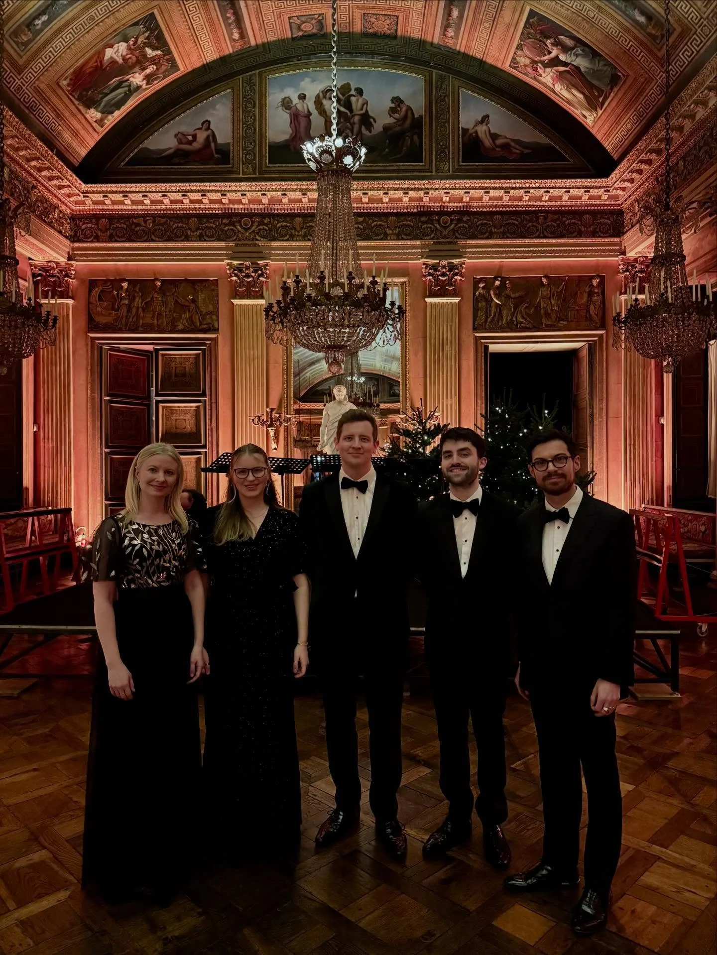 We brought our year of festive performances to a close in the opulent surroundings of the Ch&acirc;teau de Compi&egrave;gne &mdash; a luminous 18th-century palace built for Louis XV, restored by Napoleon, and now home to two museums. ⚜️ 

It was a jo