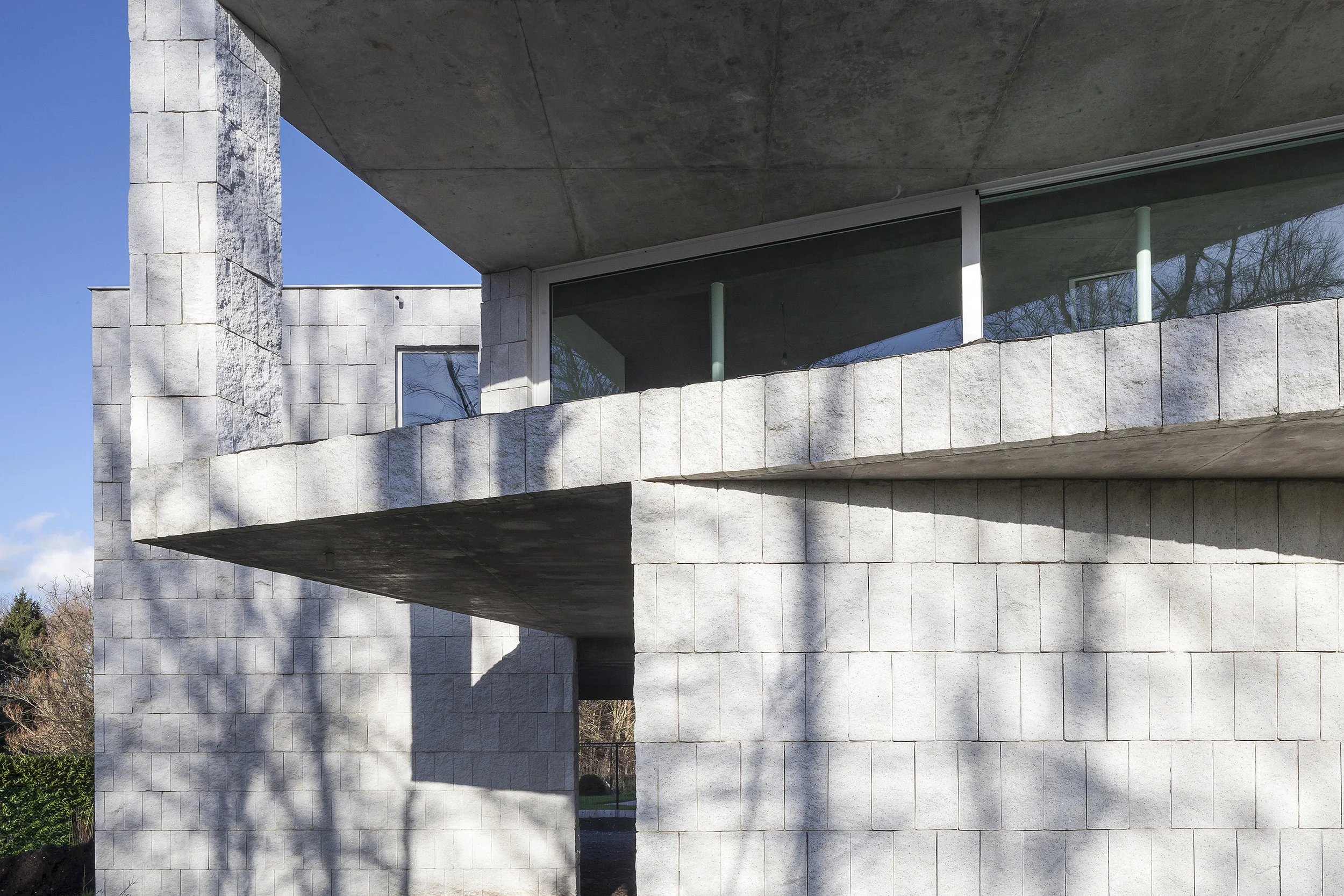 House QM , Gistel Belgium House QM answers the building regulations in a different and "twisted" way. House QM is a single family home situated in a new allotment that exists out of square plots of the same size with the same building regulations; houses must recoil 5m of every side of the terrain, have 2 levels and can have a flat or sloped roof. This house puts a twist on things.