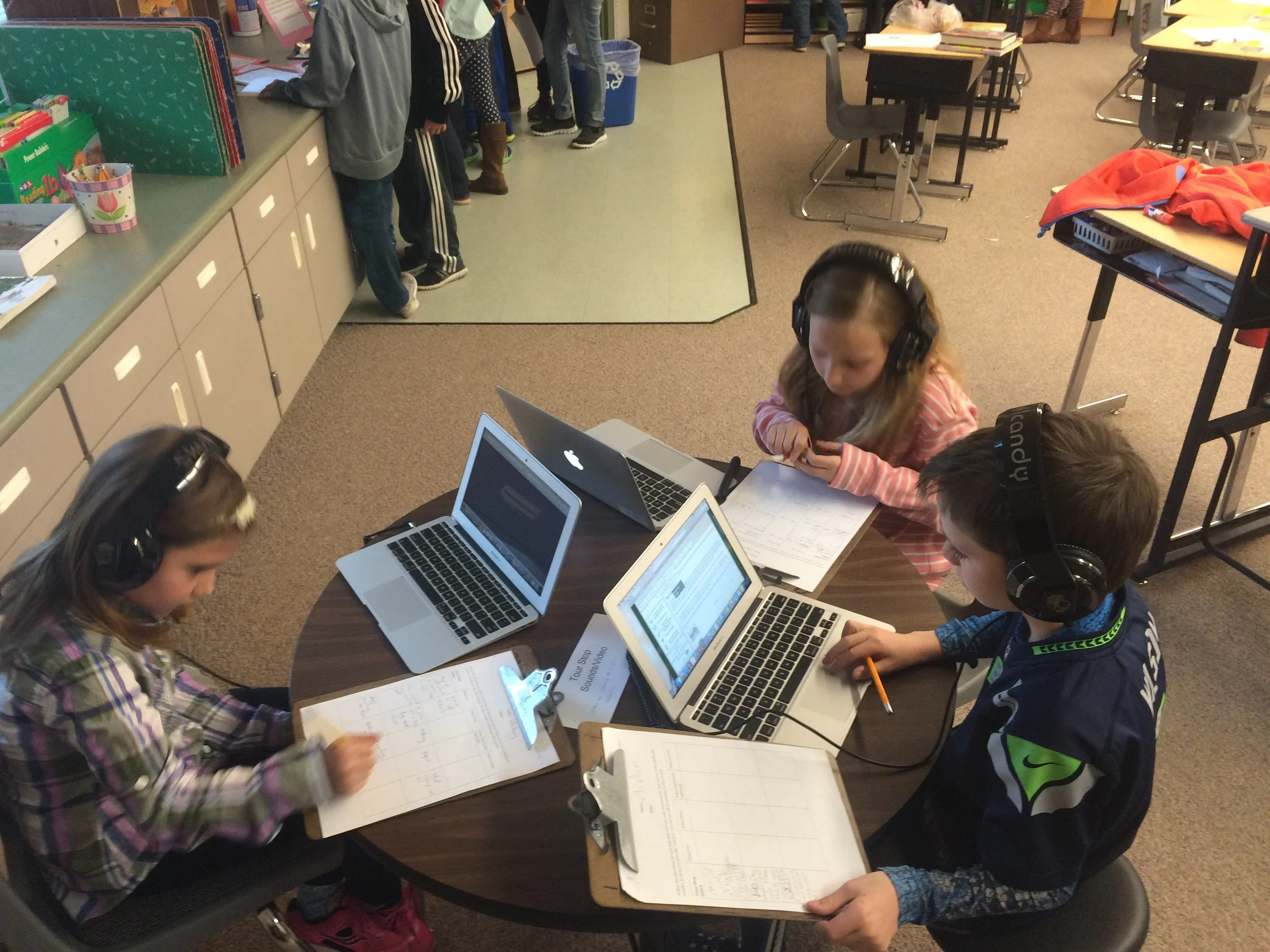 Audio sounds of wolves howling. (Copy)