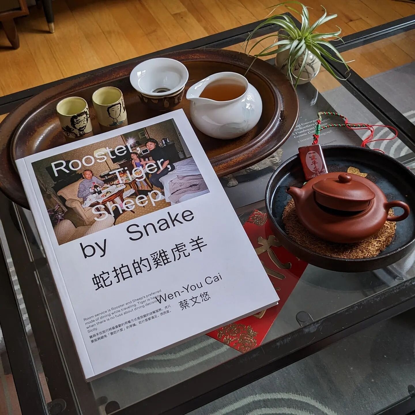 新年快乐 / Happy New Year / Happy Spring Festival! In celebration of everything that &ldquo;family&rdquo; may mean to us, I want to share this delightful photo collection...&nbsp;

Rooster, Tiger, Sheep by Snake (蛇拍的雞虎羊) is a book of family photos by pho