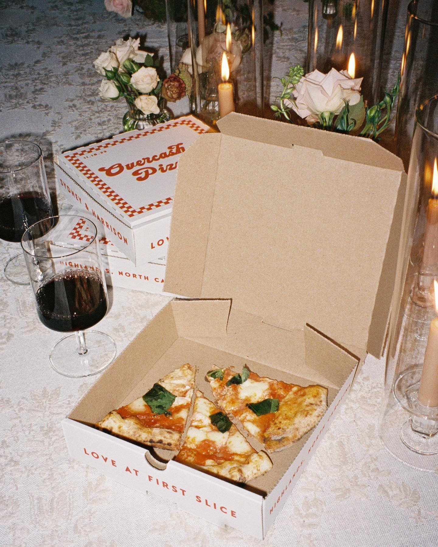 Love at first slice 🍕 One of the biggest benefits to including your stationer at your final walk through? Epic ideas like this can come to life. I attended Sydney &amp; Harrison&rsquo;s final walk through at @oldedwardsinn. When they mentioned they&