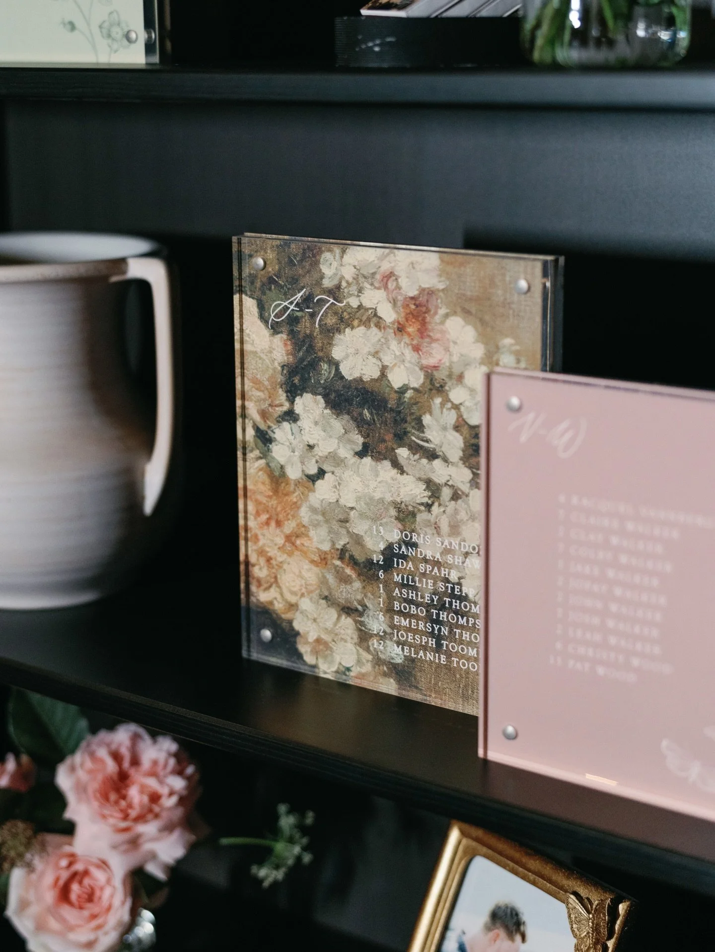 A seating chart, but make it feel like home 🫶🏼 

For Sydney &amp; Harrison&rsquo;s wedding at Old Edwards, we created a living-room-inspired installation using three styled bookshelves and lounge seating. The acrylic framed seating assignments were