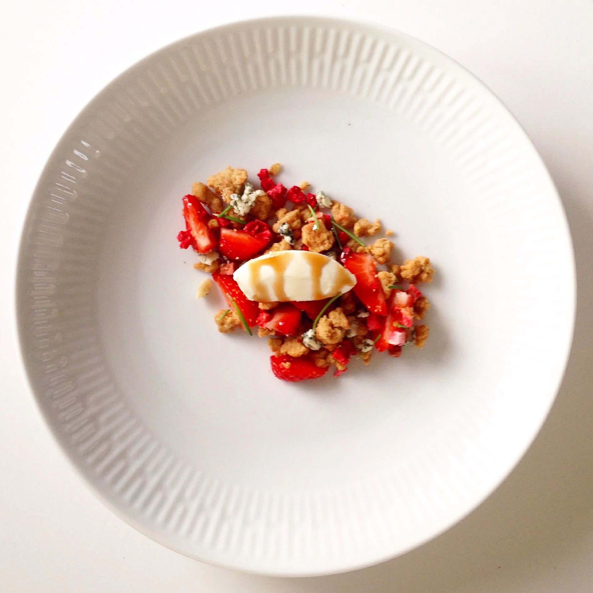 Strawberries with oat crumble, blue cheese and rosemary