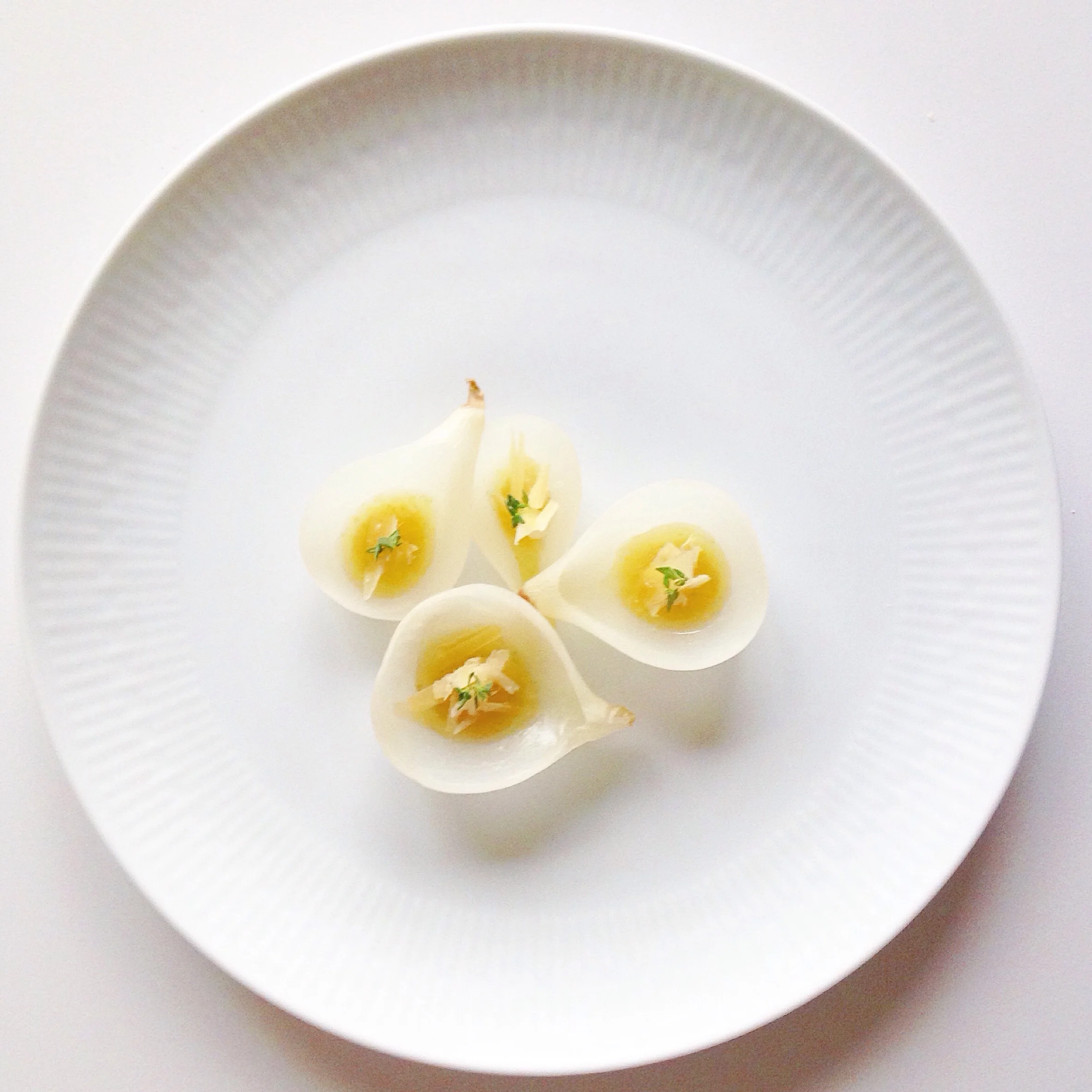Pickled onion petals with onion puré, thyme oil and Havgus