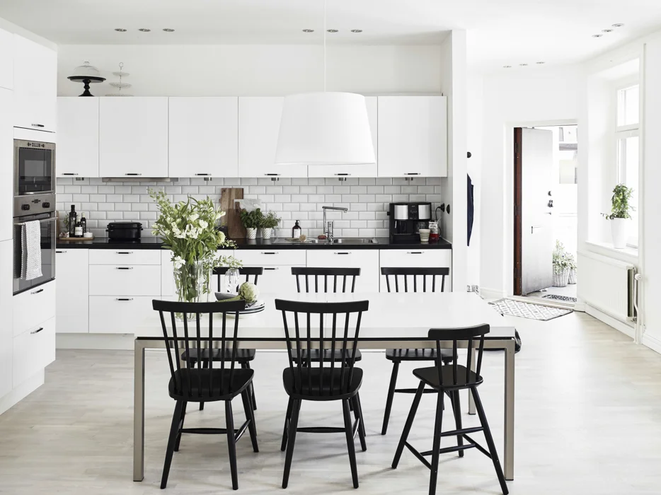 Creating a tranquil and calm space with bold black and white contrasts - the perfect blend of modernity, functionality and homeliness. Image source found here