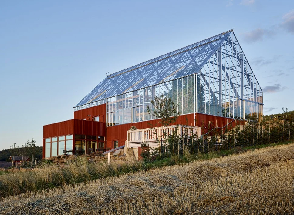 The upper entrance level consists partly of isolated building and an unheated greenhouses that extend over the roof with room for crops and sheltered terraces with views of Lake Vättern and Visingsö in a climate equivalent to northern Italy. 