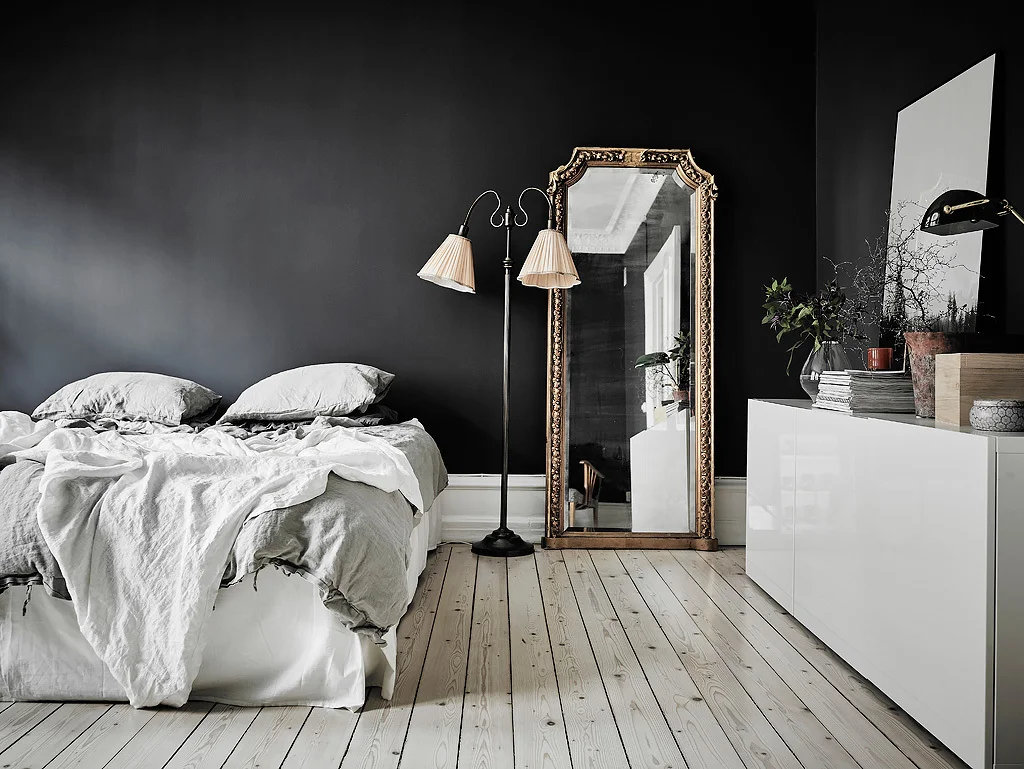 Floor: Matte Lacquered wood floors with white pigmentation.
