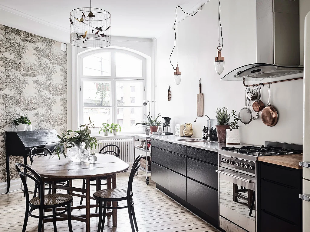 Country feel with a wall paper from York Wall-coverings and with painted walls.