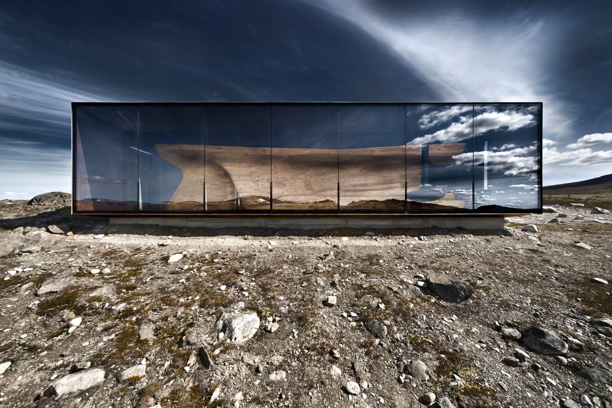  The 90 m2 building is open to the public and serves as an observation pavilion for the Wild Reindeer Foundation educational programmes.
