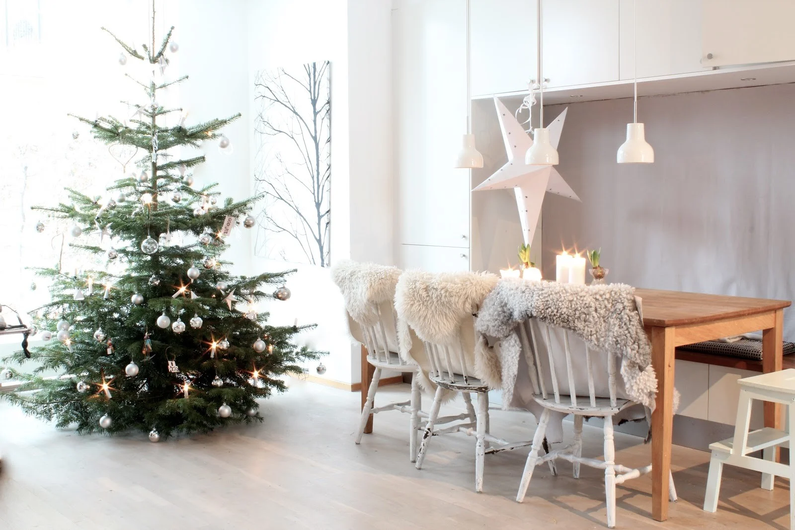 Fir tree plus fur rugs = cosy Christmas! Image source