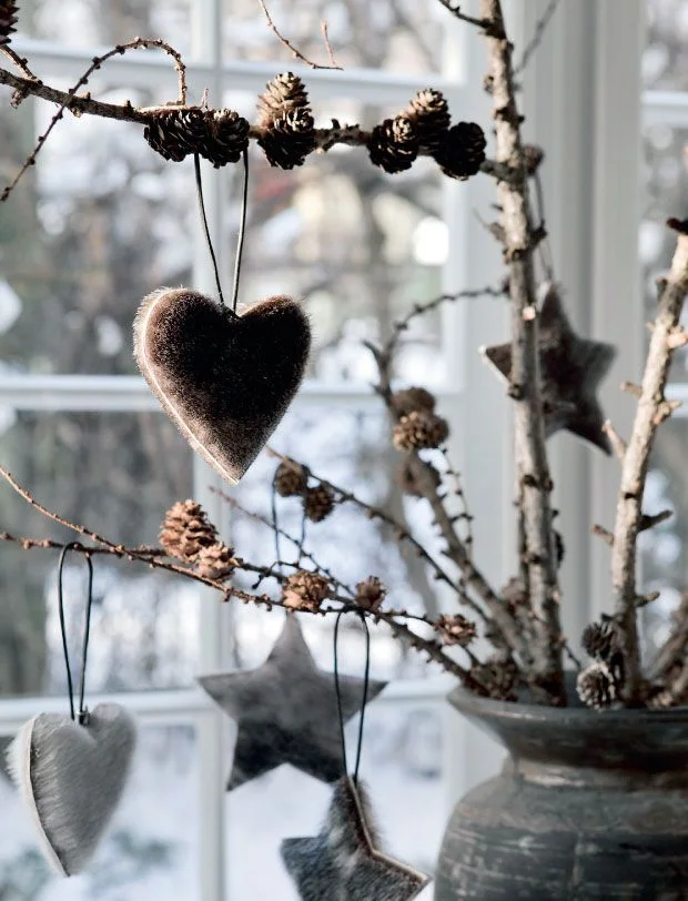 Neutral colours put a stylish twist on traditional decorations, while maintaining the Christmas spirit! Image source