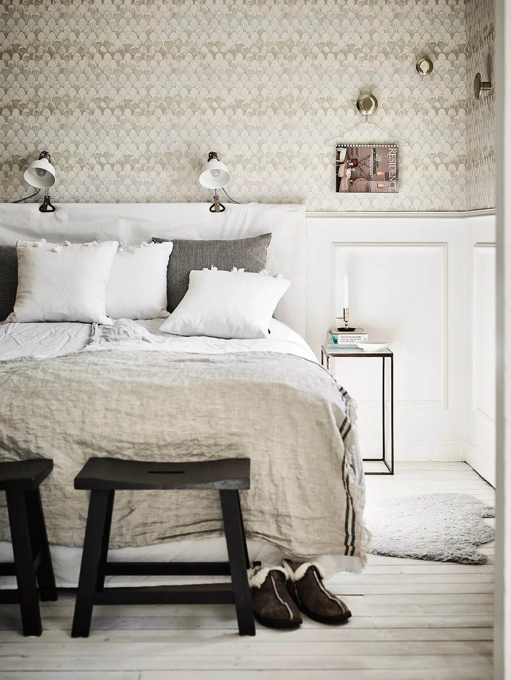 We love the white painted panels, complemented by this stunning wall paper design from Mimou. Photo courtesy of: entrancemakleri.se