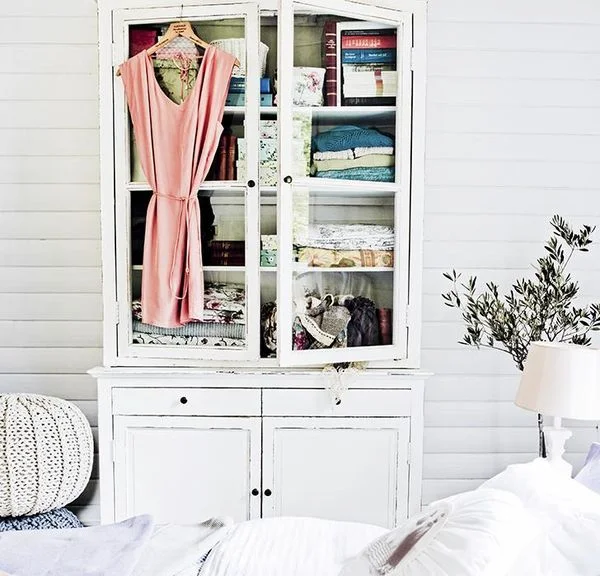 Your everyday belongings can be used to create beautiful features in your home. Image source
