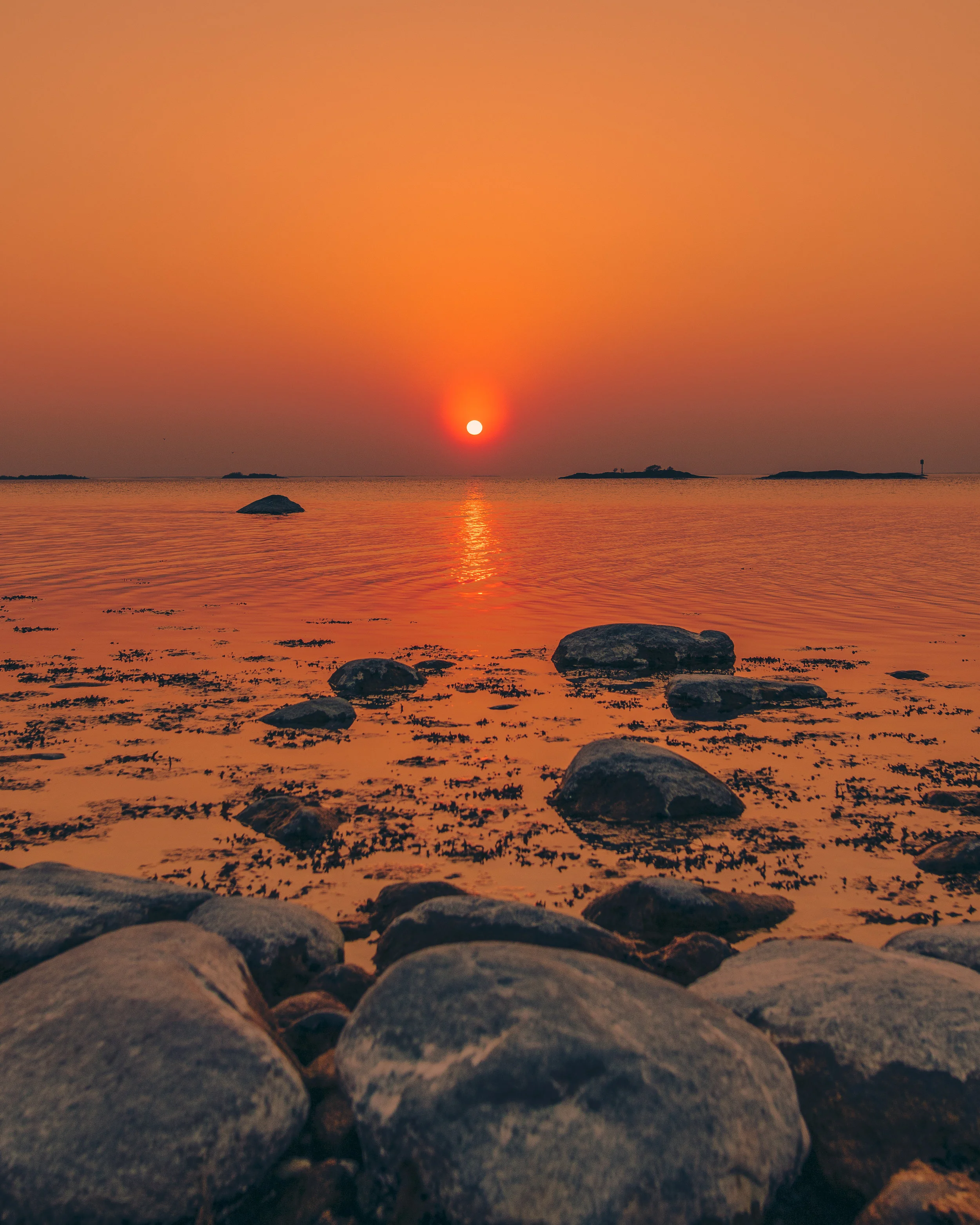 It was almost this light for almost a week, a strange sensation to be able to look into the sun without being blinded… These sunsets was very red and there was this strange ”haze”. I heard it was because of some sandstorm in Sahara that pushed sand particles in to the atmosphere. And when the sun had set, the colours faded very quickly.
