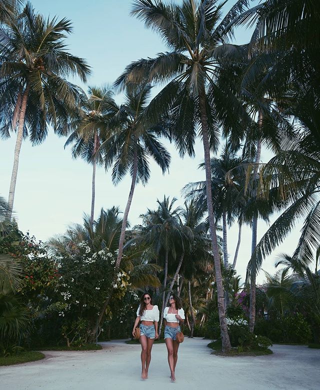 Goodmorninnnn' Tuesday! Pura Vida is just around the corner! 😍 3 days until I take a trip of a lifetime... Roadtrippin round Costa Rica 🧘 🚙🌊🌴 Any tips welcome! Jord #traveltwins #twinning #ootd #costarica