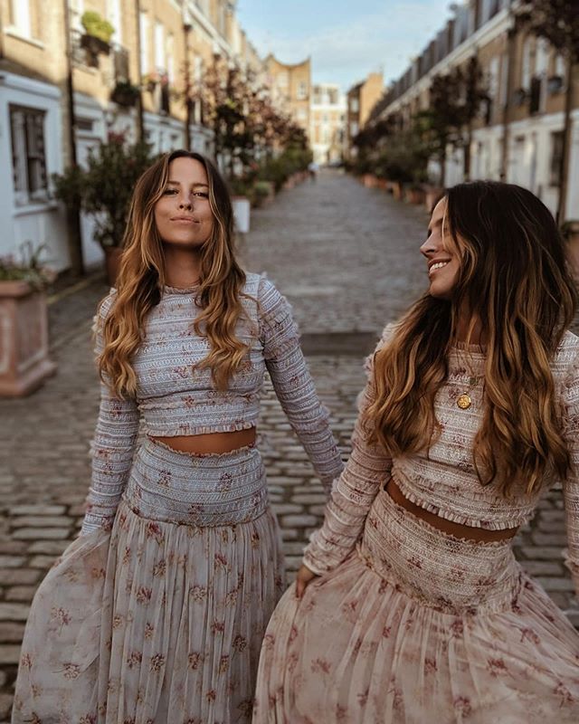 Just two little fairies floating round the streets of London dancing til&rsquo; the sun goes down🌞😍 @needleandthreadlondon 
#florals #london #twinning