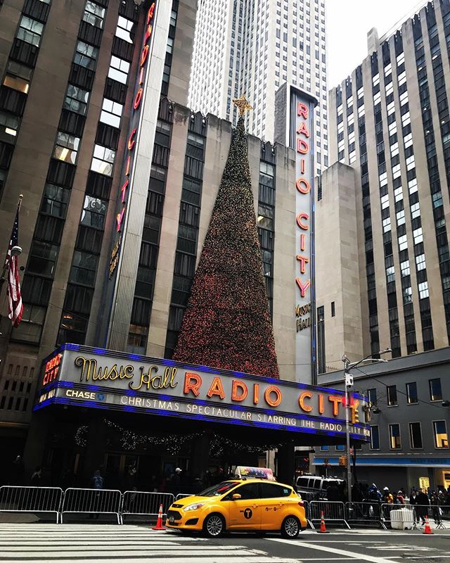 New York, New York, no one does the holidays like you ✨✨✨ #nyc #nyctaxi #holidays #radiocitymusichall 📷: @jcatkdog