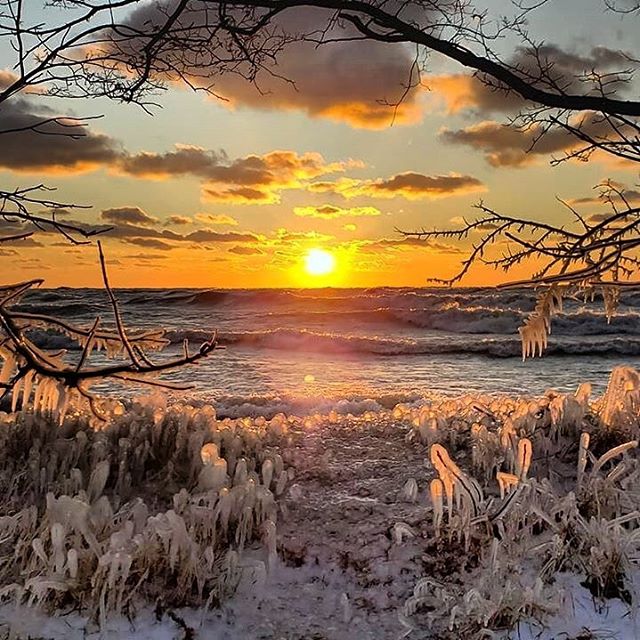 The shorelines are magical in the Great Lakes this time of year! Share you winter wanders with us like this beauty from @ej_bauer ✨Every pond, stream, river &amp; lake in our region matters! Let us know about the water that means the most to you by s