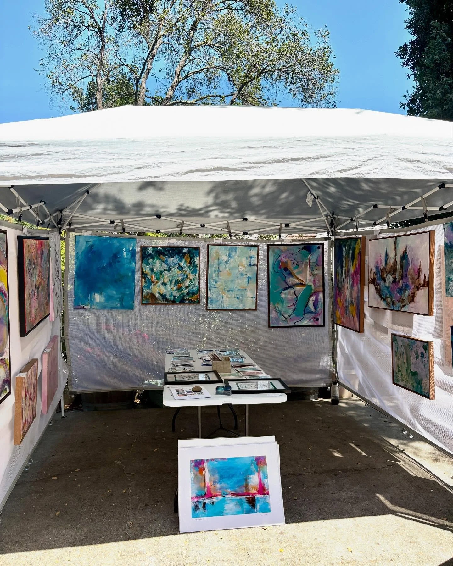 Happy Sun-day! 2 1/2 more hours for this year&rsquo;s SVOS &mdash; don&rsquo;t miss it!

📍21334 Toll Gate Road

#abstractart #svos2025 #sherrihanna