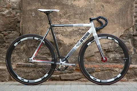 This was our first solid push as a team for RHC so MASH went all the way with support from HED in the form of some seriously pro tubular track wheels. For all of us this was our first time racing criterium on tubular wheels and for my first foray into the world of deep dish carbon speed! I think this is Kyles bike.