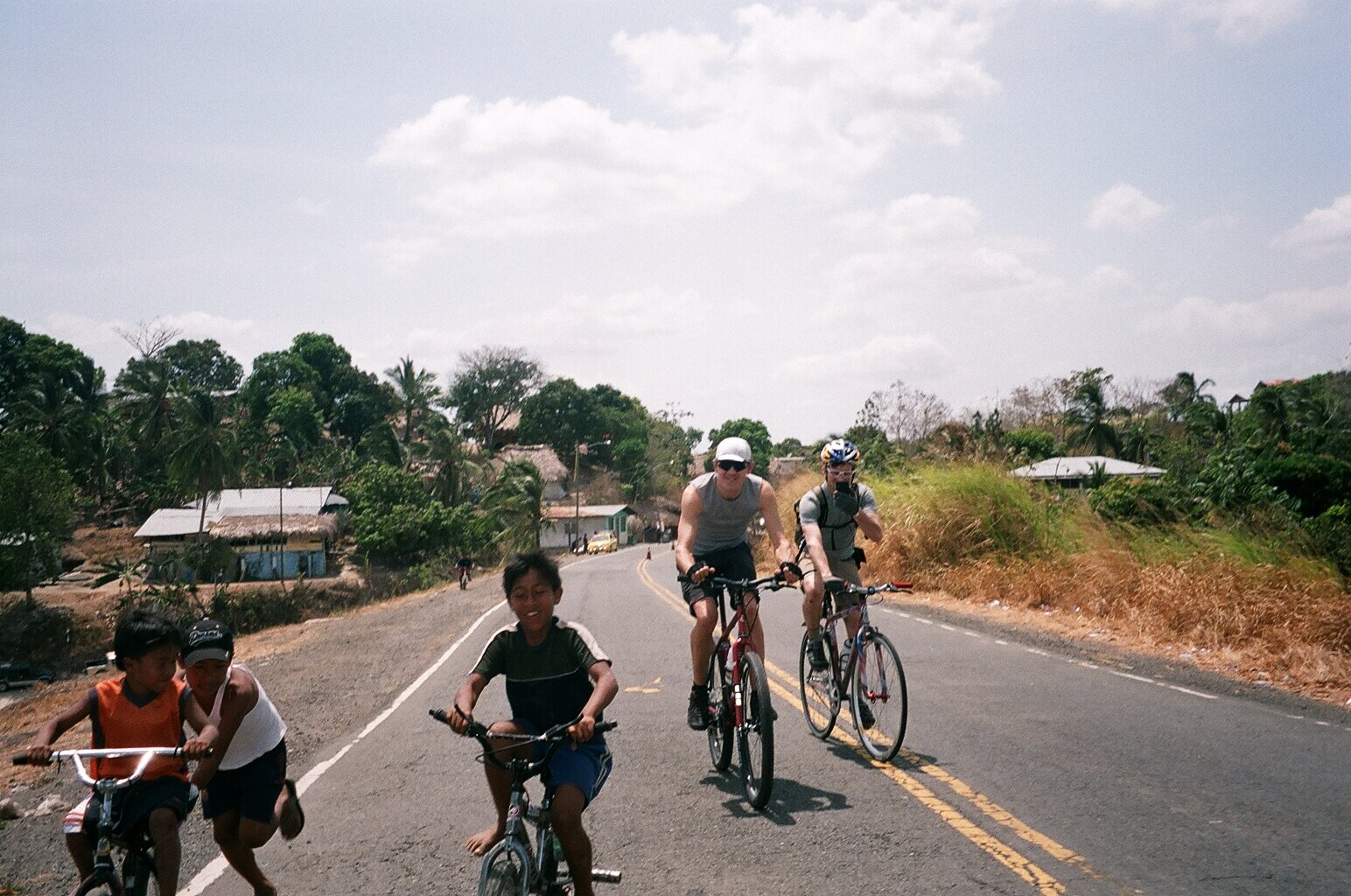  Kids on the road to Yaviza 