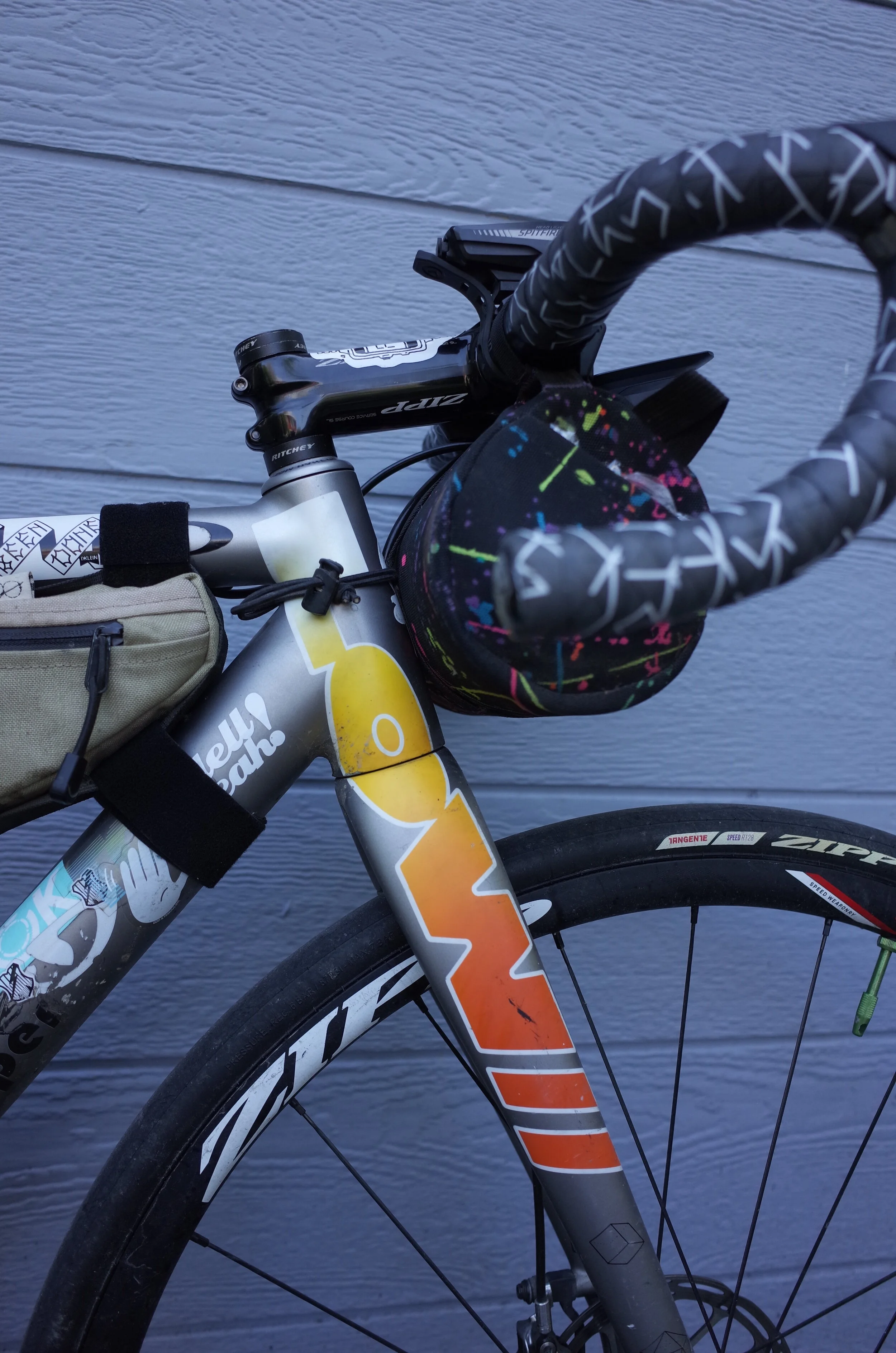  Lucas lined up the LOW logo on the head tube and fork as a nod to the green MASHxCinelli Parrallax prototype.  It took me a while to convince Andrew to let me try this but I think it was worth it. 