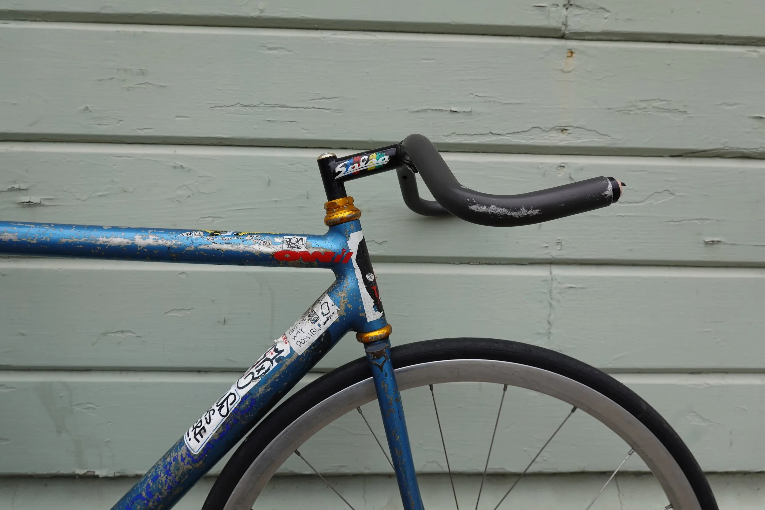  Back in the 90’s these frames were Olympic level competition frames, combining the stiffness of oversized aluminum tubes with a super tight pursuit geometry and NJS Keirin style steel fork.  If memory serves this fork is a 28mm rake, Tange all Cro-M