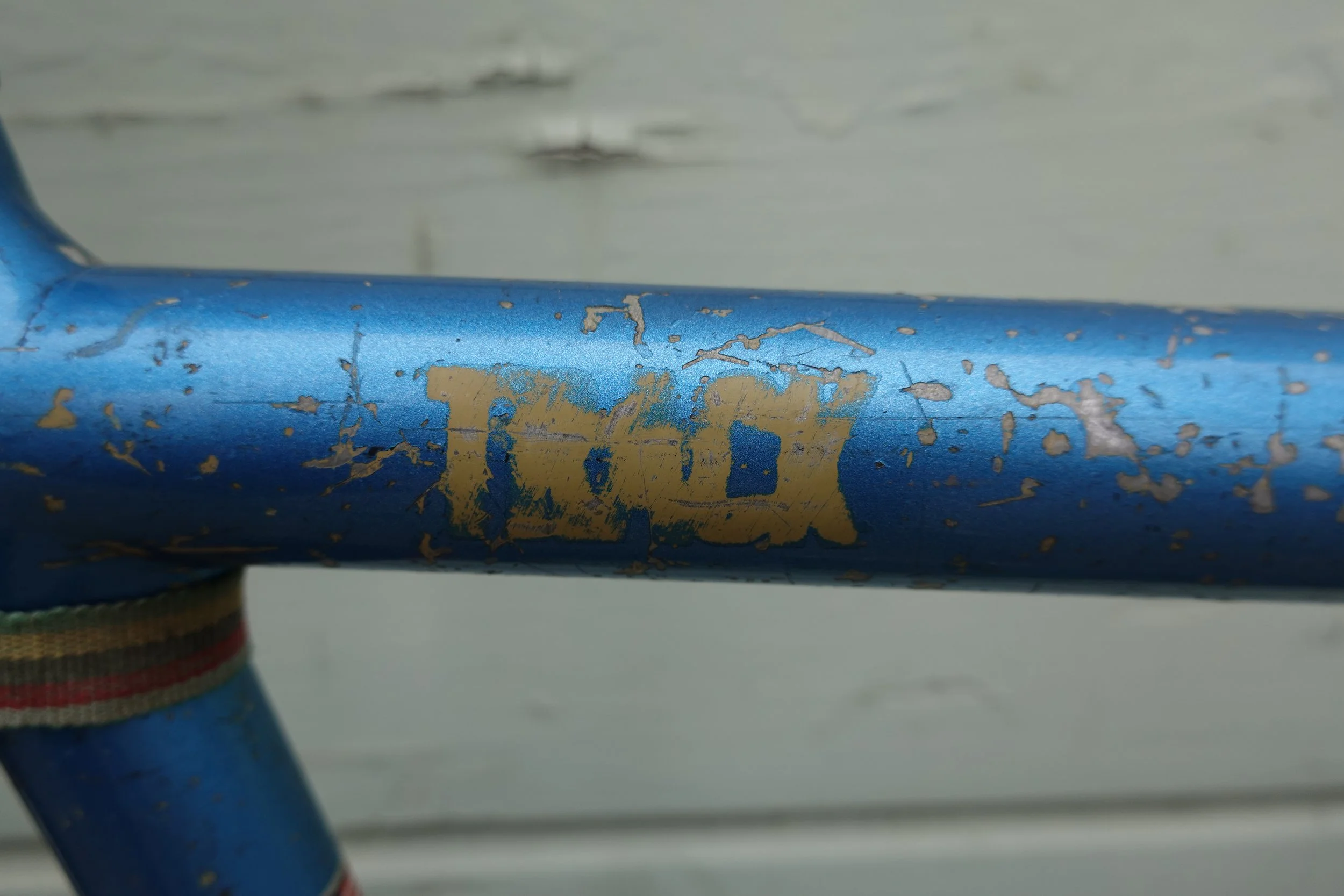  So this is a track frame, built specifically for velodrome racing, super stiff, light and highly responsive.  To be honest it’s not really the best bike for riding on the street.  It’s waaay too stiff for rough city streets, you feel every bump, pot