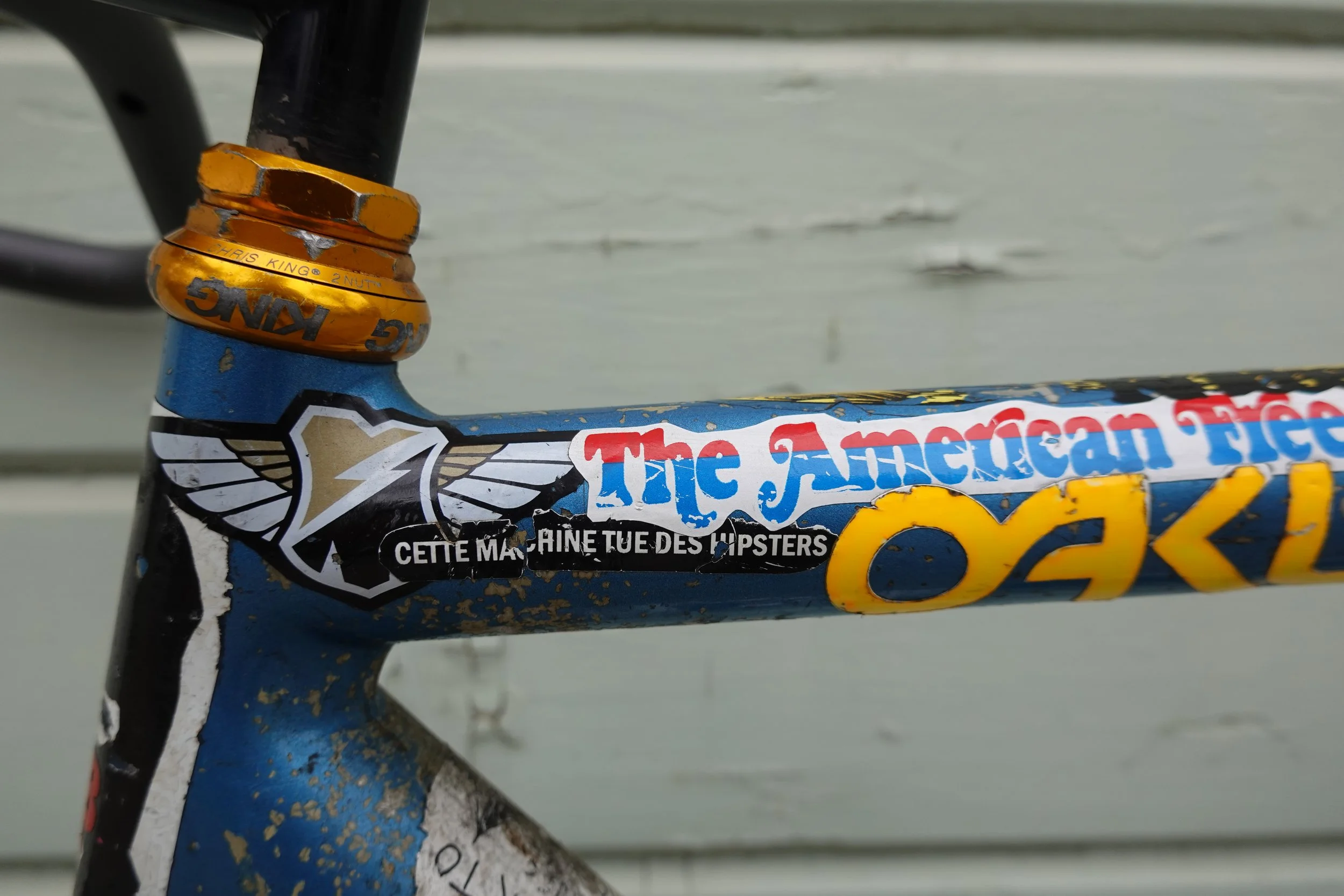  Not many people will remember Matt Case, a messenger from Seattle who made the “This machine kills hipsters” stickers.  Well I loved those stickers, even though I was (is?) a hipster messenger on a track bike.  So I found the french version and rock